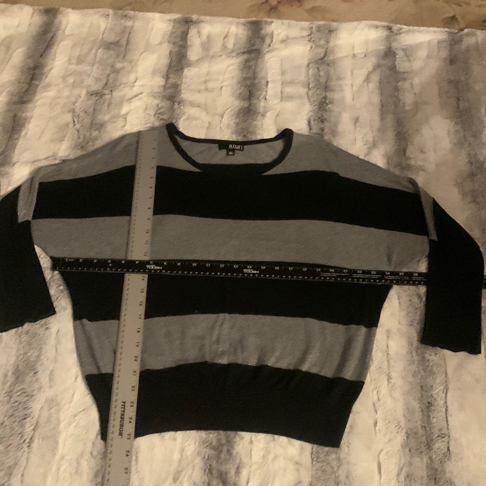 🌹🌹Womens petite XL black and silver sweater